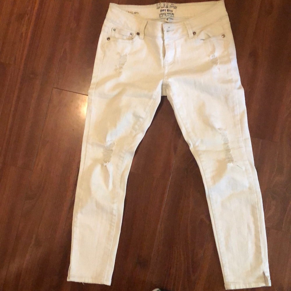 White stretch capris